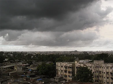 Enygmatic-Halycon/Shutterstock : Rain clouds over Mumbai